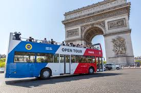 A Paris, ENGIE avitaille en GNV les bus touristiques hop-on hop-off à impériale d’Open Tour